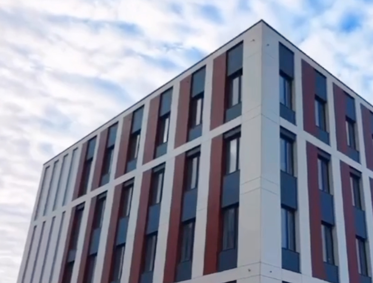 مستشفى فياميديس بمساحة 80,000 متر مربع، تم الانتهاء من بنائه باستخدام أرضيات وجدران من شركة ريل.